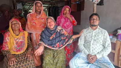 লাশবাহী অ্যাম্বুলেন্স গ্রামের বাড়িতে পৌঁছাতেই স্বজনদের কান্না আর আহাজারিতে ভারী হয়ে ওঠে চারপাশের পরিবেশ