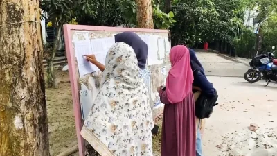 বোর্ডে প্রকাশিত এইচএসসি পরীক্ষার ফলাফল দেখছেন পরীক্ষার্থীরা।
