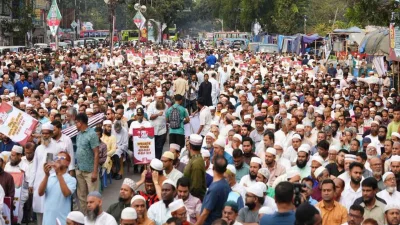 জাতীয় মসজিদ বায়তুল মোকাররমের দক্ষিণ গেটে লংমার্চের আগে সমাবেশ