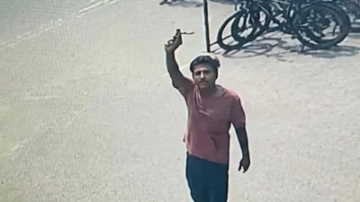 একটি কারখানার সামনের সড়কে অস্ত্র হাতে সাব্বির