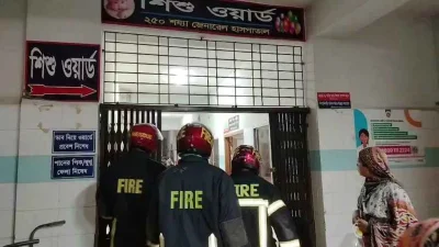 মুন্সীগঞ্জ জেনারেল হাসপাতালের শিশু ওয়ার্ডে আগুন নিয়ন্ত্রণে কাজ করছেন ফায়ার সার্ভিসের কর্মীরা