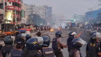 গাজীপুরের কালিয়াকৈরে ঢাকা-টাঙ্গাইল মহাসড়ক এলাকায় বেতন বাড়ানোর দাবিতে শ্রমিকদের বিক্ষোভের সময় আইনশৃঙ্খলা রক্ষাকারী বাহিনীর সঙ্গে দফায় দফায় সংঘর্ষ হয়েছে