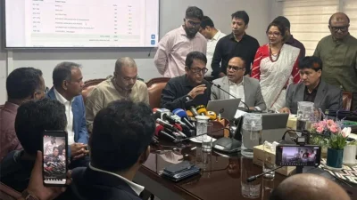 সাংবাদিকদের ব্রিফ করছেন  শিক্ষা এবং প্রাথমিক ও গণশিক্ষা মন্ত্রী ড. আ ন ম এহছানুল হক মিলন