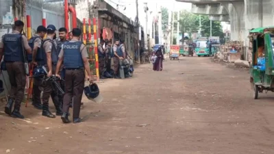 ন্যূনতম মজুরি ৩০ হাজার টাকা নির্ধারণসহ কয়েকটি দাবিতে আশুলিয়ায় বিক্ষোভ করেছেন পোশাকশ্রমিকরা