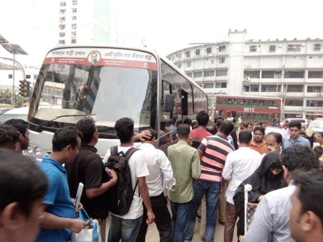 ঢাকা চাকা নামের এই পরিবহনটি রাজধানীর গুলশান এলাকার জন্য চালু করেছিলেন প্রয়াত মেয়র আনিসুল হক। রাজধানীর যানজট কমাতে এমন চার হাজার গাড়ি নামানোর চিন্তা করলেও সে সুযোগ পাননি তিনি।