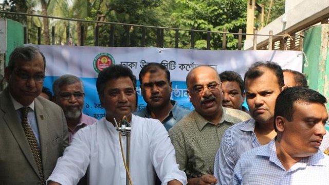 পাবলিক টয়লেটের উদ্বোধন করছেন মেয়র