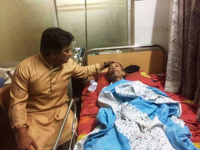 লাকী আখন্দের মাথায় হাত বোলাচ্ছেন বন্ধু আনিসুল হক