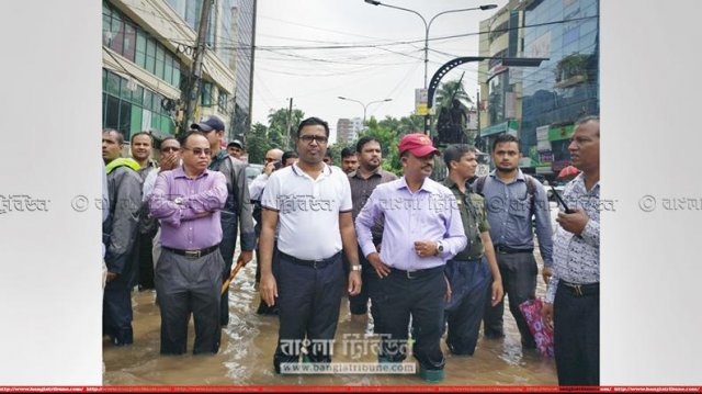 ধানমন্ডি এলাকার জলবদ্ধতা পরিদর্শন করছেন ঢাকা দক্ষিণ সিটি করপোরেশনের মেয়র সাঈদ খোকন