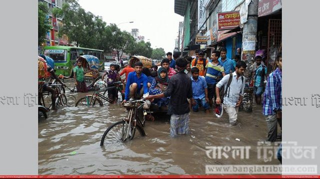 রাজধানীর রাজপথে ভ্যানে করে পানি পারাপার সেবা