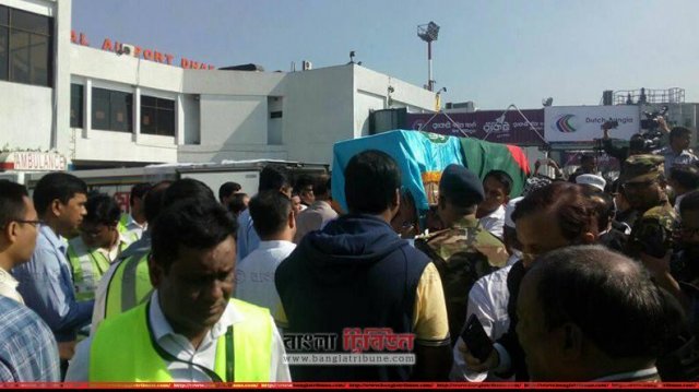 বিমানবন্দর থেকে বাসার পথে মেয়রের শববাহী গাড়ি