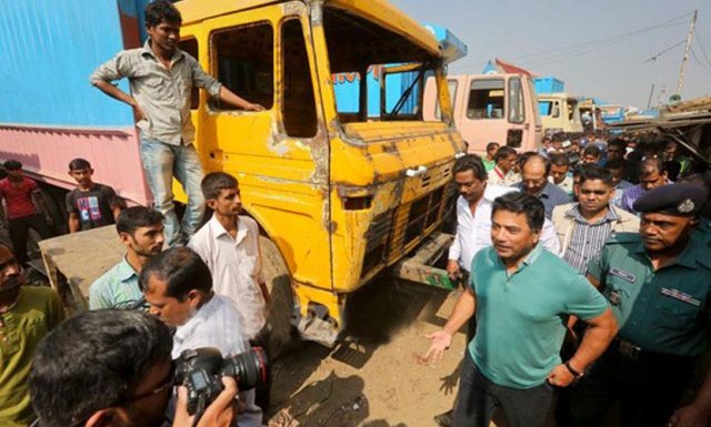 তেজগাঁওয়ে ট্রাকস্ট্যান্ড উচ্ছেদে নেতৃত্ব দেন তদানীন্তন মেয়র আনিসুল হক (ফাইল ছবি)