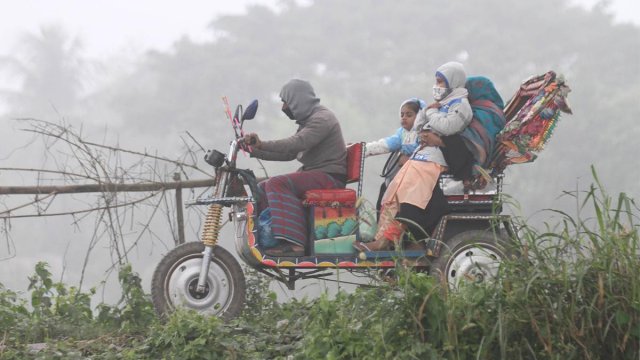 কুয়াশায় গ্রামে চলাফেরায় দুর্ভোগ পোহাচ্ছে সাধারণ মানুষ