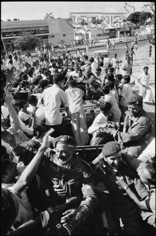 ১৯৭১ সালের ১৬ ডিসেম্বর ঢাকার রাজপথ, ছবি: অমি রহমান পিয়ালের সৌজন্যে