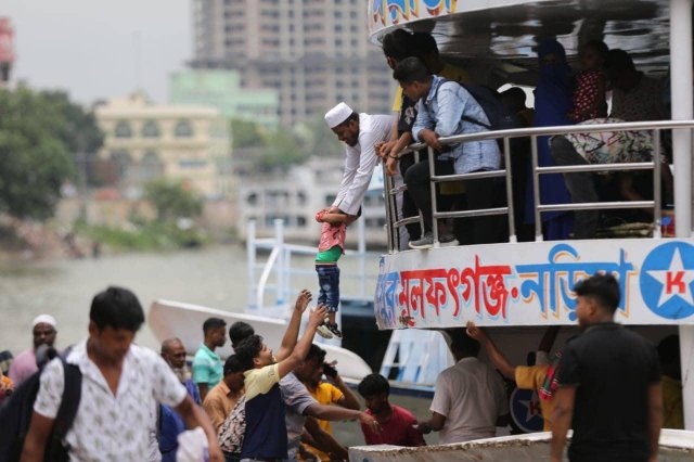 এখনও ঢাকায় ফিরছে মানুষ