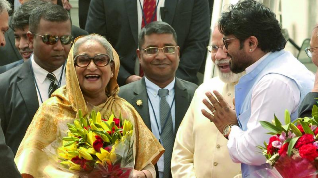 দিল্লি বিমানবন্দরে প্রধানমন্ত্রী হাসিনাকে স্বাগত জানাচ্ছেন বাবুল সুপ্রিয়। এপ্রিল, ২০১৭