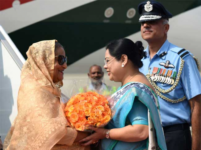 দিল্লি বিমানবন্দরে প্রধানমন্ত্রী শেখ হাসিনাকে স্বাগত জানাচ্ছেন দেবশ্রী চৌধুরী। অক্টোবর, ২০১৯