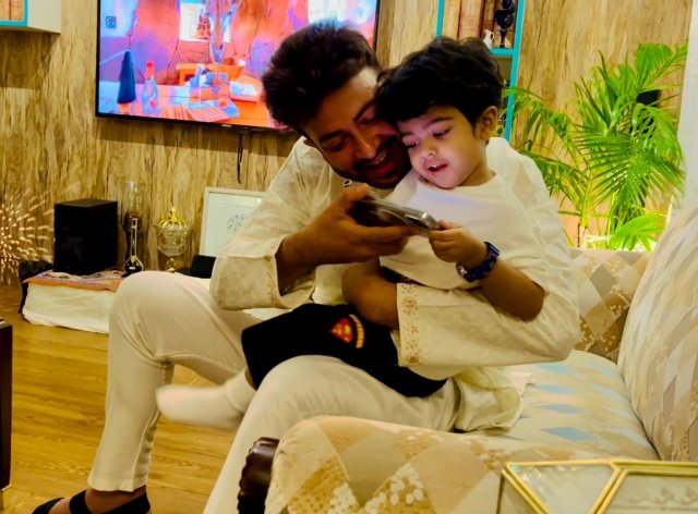 বীরের সঙ্গে বাবার কার্টুন দেখা
