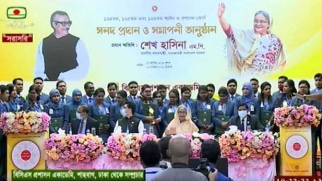 নিজেদের জনগণের খাদেম বলে বিবেচনা করতে হবে: প্রধানমন্ত্রী