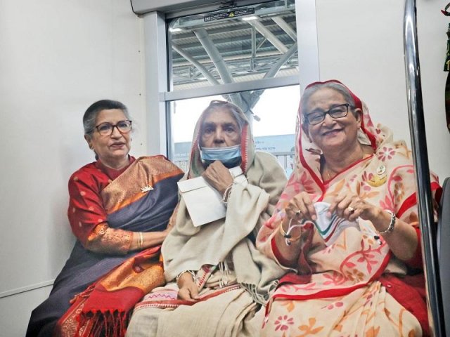 প্রধানমন্ত্রী শেখ হাসিনা, মতিয়া চৌধুরী ও শেখ রেহানা (ছবি: ফোকাস বাংলা)