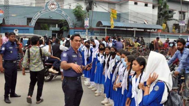 দুই শিক্ষার্থীর অভিভাবককে বিচারকের পা ধরে ক্ষমা চাইতে বাধ্য করার অভিযোগে ছাত্রীদের সড়ক অবরোধ। ফাইল ছবি।