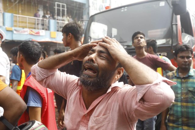 মার্কেটের চারপাশ ঘিরে চলছে ব্যবসায়ীদের হাহাকার।