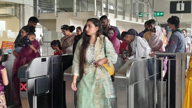ঈদে পরিবার ও অত্মীয়স্বজন নিয়ে মেট্রোরেলে ঘুরতে আসনে অনেকে 