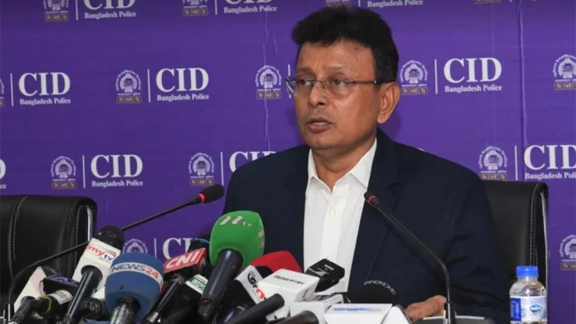 সাংবাদিকদের ব্রিফ করছেন সিআইডির প্রধান ও অতিরিক্ত আইজিপি মোহাম্মদ আলী মিয়া