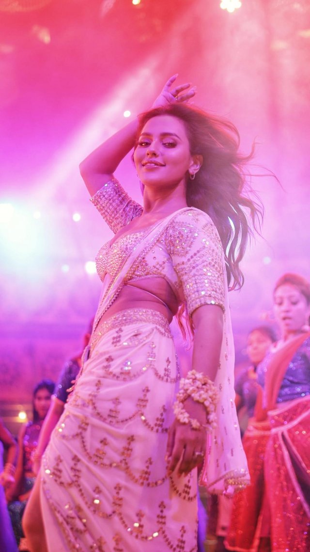 গানের দৃশ্যে নুসরাত ফারিয়া