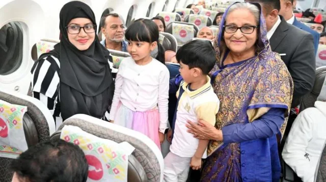 বিমানে শিশু যাত্রীদের সঙ্গে প্রধানমন্ত্রী শেখ হাসিনা ছবি: সংগৃহীত