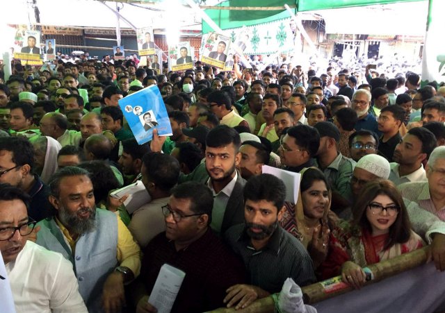 ফরম সংগ্রহ করতে শত শত কর্মী-সমর্থক নিয়ে আসেন প্রায় সব মনোনয়নপ্রত্যাশী।। ঢাকাবার্তা।