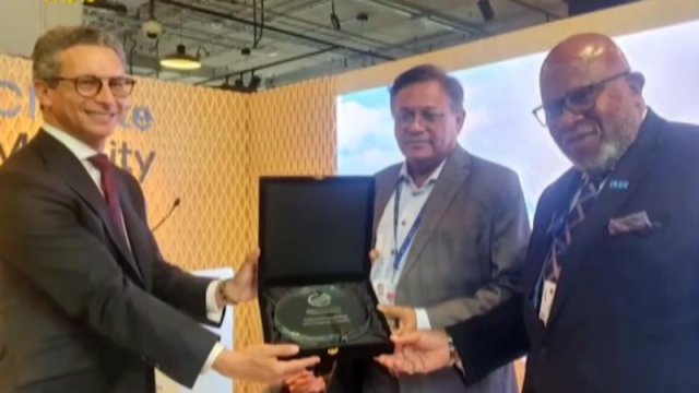 প্রধানমন্ত্রীর পক্ষে পুরস্কার নিচ্ছেন তথ্যমন্ত্রী ড. হাছান মাহমুদ।। ঢাকাবার্তা।।