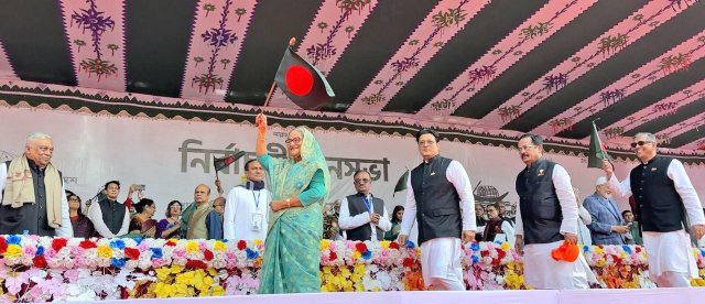 বিএনপি  ও জামায়াতে ইসলামীর সমালোচনা করে সরকারপ্রধান বলেন, তারা আগুন দিয়ে মানুষ পোড়ায়। বাস, গাড়ি, রেল পুড়িয়ে দেয়।।। ঢাকাবার্তা।। 