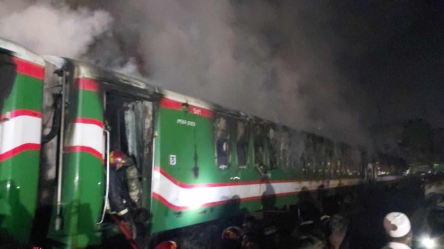 রাত ৯টার দিকে ট্রেনটিতে আগুন লাগার খবর পায় ফায়ার সার্ভিস। আগুন নিয়ন্ত্রণে সংস্থাটির সাতটি ইউনিট কাজ করছে।।। ঢাকাবার্তা।। 