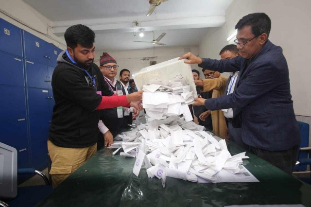 বিএনপিসহ সমমনা রাজনৈতিক দলগুলো নির্বাচনের বর্জনের পাশাপাশি ভোটের আগের দিন থেকে টানা ৪৮ ঘণ্টার হরতাল পালন করছে।ঢাকাবার্তা।