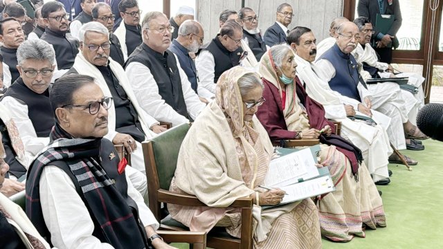 সংবিধান অনুযায়ী বর্তমান স্পিকার ড. শিরীন শারমিন চৌধুরী দ্বাদশ সংসদে সদস্য হিসেবে নির্বাচিত হওয়ায় তিনি আগে সংসদ সদস্য হিসেবে নিজের শপথ নিজেই গ্রহণ করেন। পরে তিনি শপথ পত্রে স্বাক্ষর করেন। ঢাকাবার্তা।