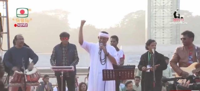 মঞ্চে কেন্দ্রীয় নেতাদের বক্তব্যের পাশাপাশি চলছে সাংস্কৃতিক পরিবেশনাও। ঢাকাবার্তা। 