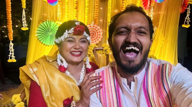 পারিবারিক আয়োজনে বসুন্ধরা আবাসিক এলাকায় তার বাসার ছাদেই হচ্ছে বিয়ের আনুষ্ঠানিকতা। ঢাকাবার্তা।