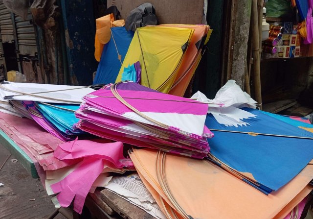 পুরান ঢাকার শাঁখারীবাজারের গিয়ে দেখা যায়, বেশিরভাগ দোকানে ঘুড়ি-নাটাই বিক্রির হিড়িক।। ঢাকাবার্তা।।