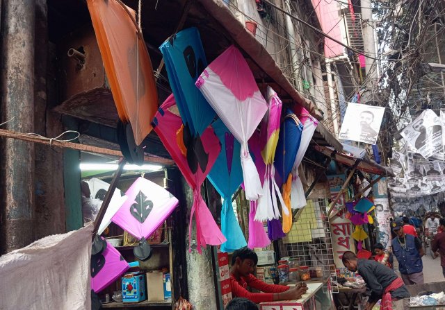 ছোট নাটাইগুলো বিক্রি হচ্ছে ১৫০ থেকে ১৬০ টাকা, মাঝারি নাটাই বিক্রি হচ্ছে ২০০ থেকে ২৫০ টাকা। বড় নাটাই বিক্রি হচ্ছে ৩০০ থেকে ৭০০ টাকা করে। ঢাকাবার্তা।