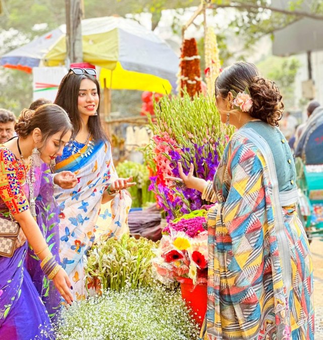 দিনভর বিক্রি হয় নানা ধরনের ফুল। মডেল: জয়া, তৃষা ও দিশা। ছবি: বাংলা ট্রিবিউন  