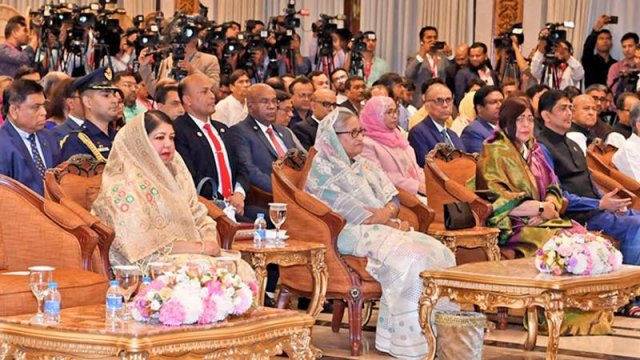 মন্ত্রিসভা পুনর্গঠনের আগে প্রধানমন্ত্রী শেখ হাসিনার দায়িত্বে ছিল ছয়টি মন্ত্রণালয় ও বিভাগ। Dhaka Barta