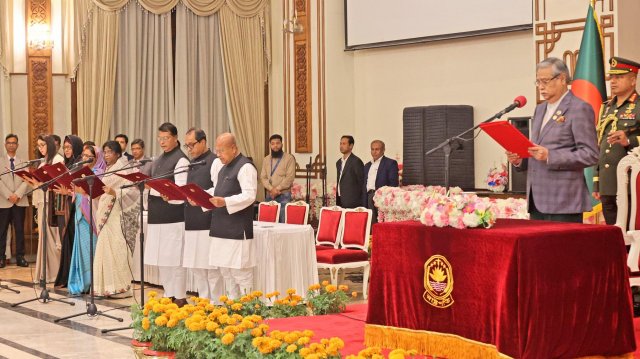 মন্ত্রিসভা পুনর্গঠনের আগে প্রধানমন্ত্রী শেখ হাসিনার দায়িত্বে ছিল ছয়টি মন্ত্রণালয় ও বিভাগ। Dhaka Barta