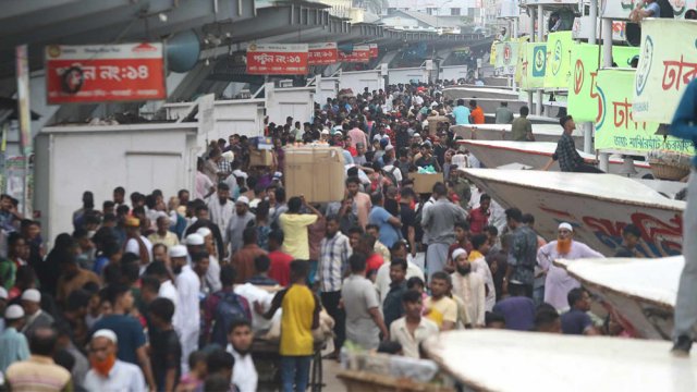 ঈদযাত্রায় সদরঘাটেমানুষেল ভিড়, ছবি: নাসিরুল ইসলাম