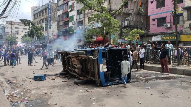সিএমএম আদালতের প্রধান ফটক ভাঙার চেষ্টা, পুলিশের গাড়ি ভাঙচুর