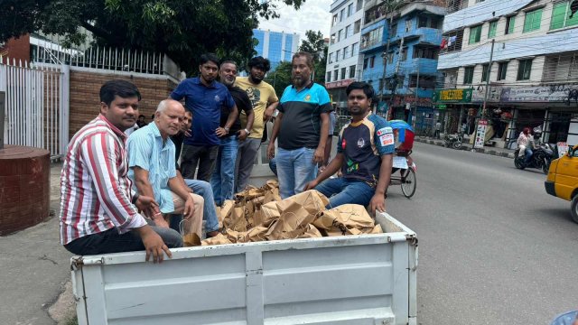 পিকআপে করে খাবার বিতরণ করেছে বিসিবি। 