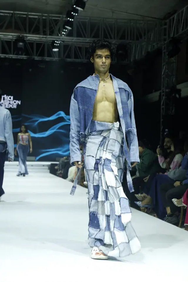 বিমূর্ত চিত্র ও মহাকাশ থেকে নেওয়া হয়েছে অনুপ্রেরণা