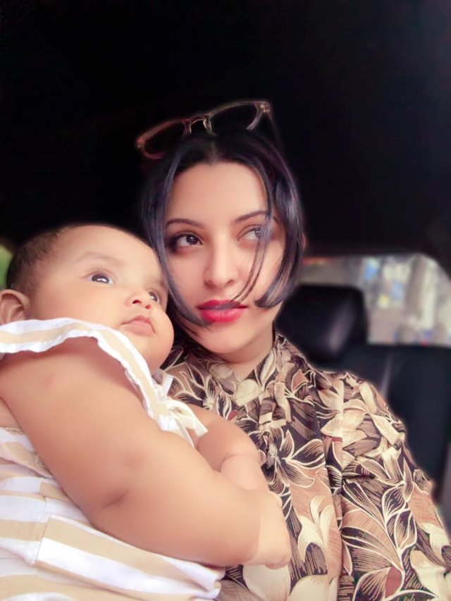 মেয়ের সঙ্গে পরীমণি 