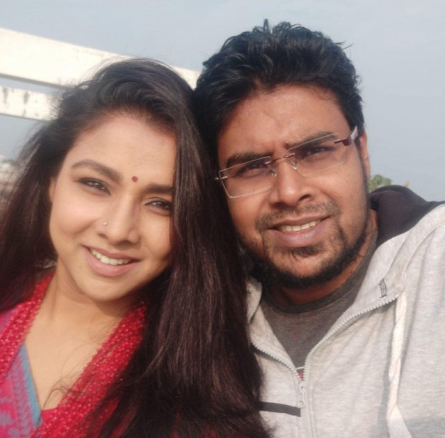 ভাই তুহিন খানের সঙ্গে রুনা খান 