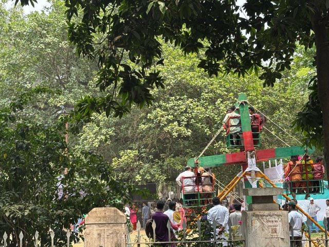 নাগরদোলায় চড়ে আনন্দ উপভোগ করছেন তারা