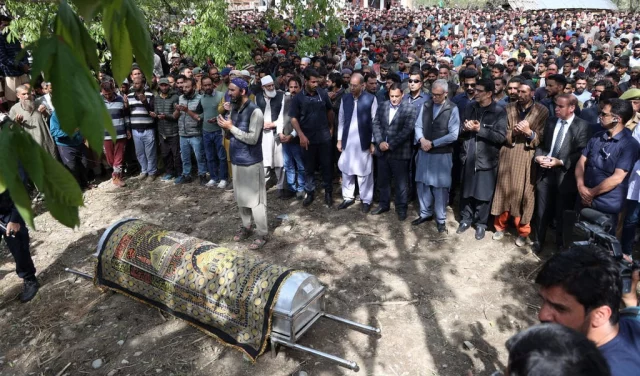 পহেলগাম হামলায় নিহত আদিল হুসেন শাহর জানাজায় কাশ্মীরের মুখ্যমন্ত্রী ওমর আবদুল্লাসহ আরও অনেকে